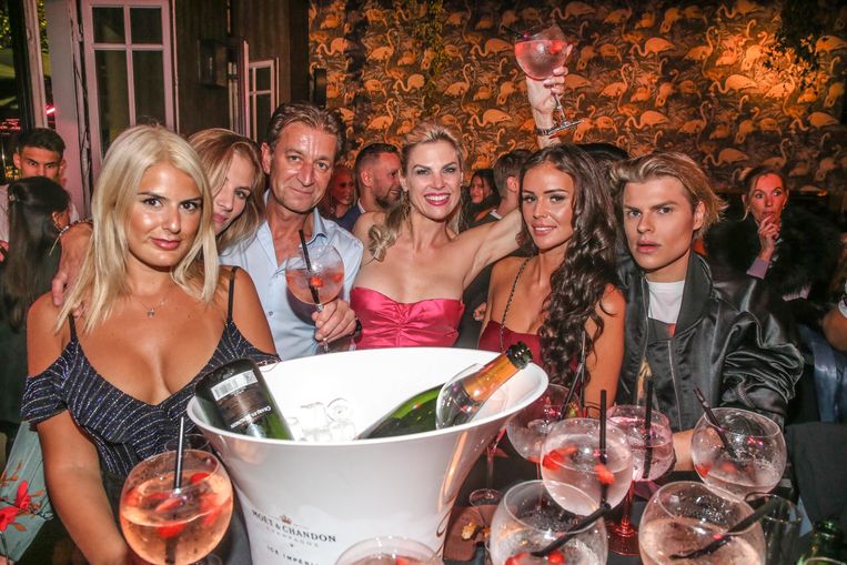 Tanja Dexters (midden) opent haar cocktailbar Flamingo , in oktober 2018. Amper een jaar later ging de zaak failliet. Beeld 