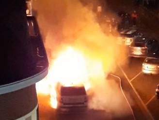 Auto volledig uitgebrand in Gasthuisstraat, brandweer kan woningen beschermen