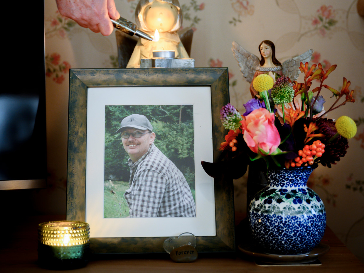Een herinneringsplekje in huis met een foto van Paul Averdijk.