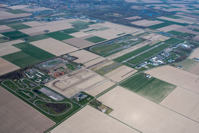 De eerste fase van de uitbreiding van Lelystad Airport is begonnen. De contouren van de nieuwe landingsbaan en taxibanen zijn al zichtbaar.