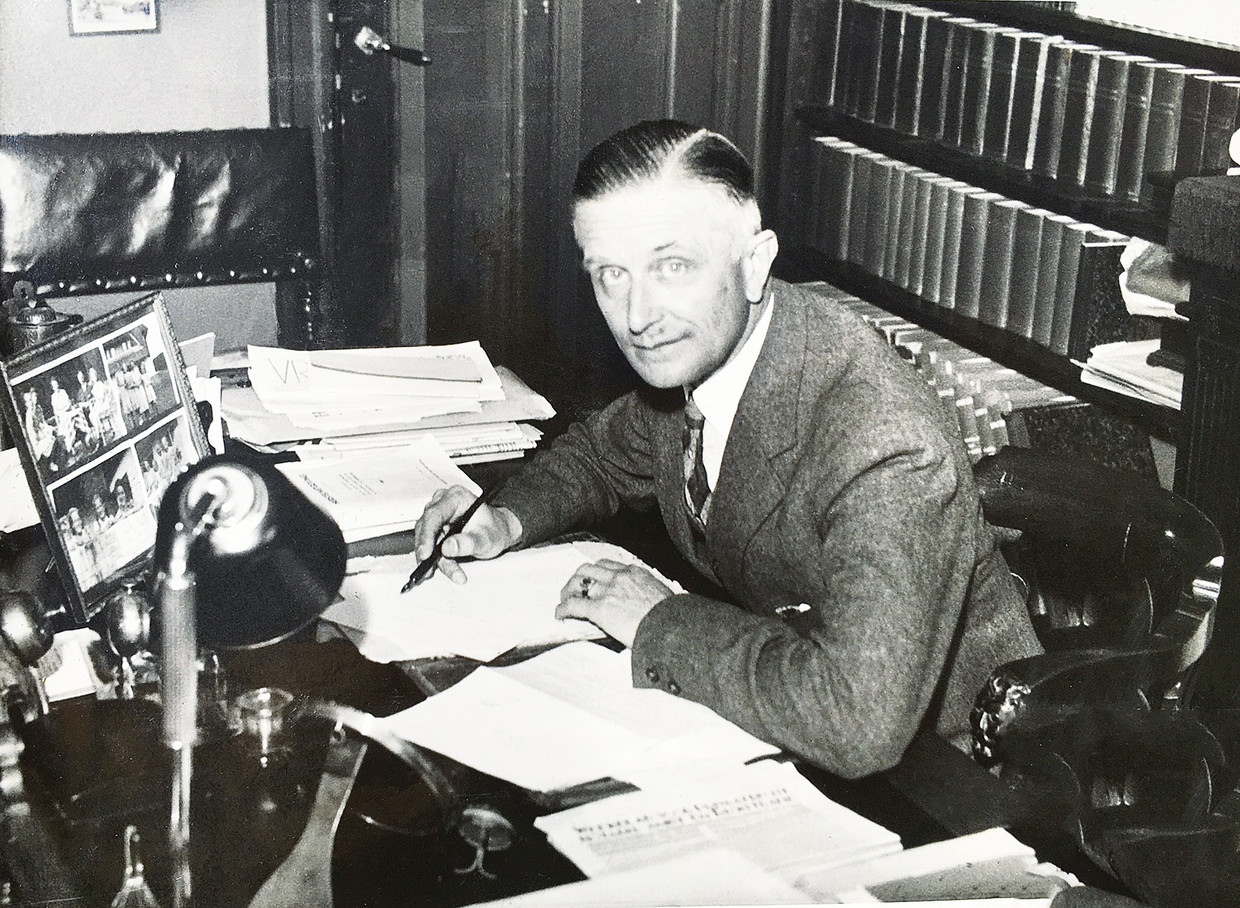Professor Rudolph Cleveringa in zijn werkkamer in Leiden. Beeld Het Algemeen Handelsblad 