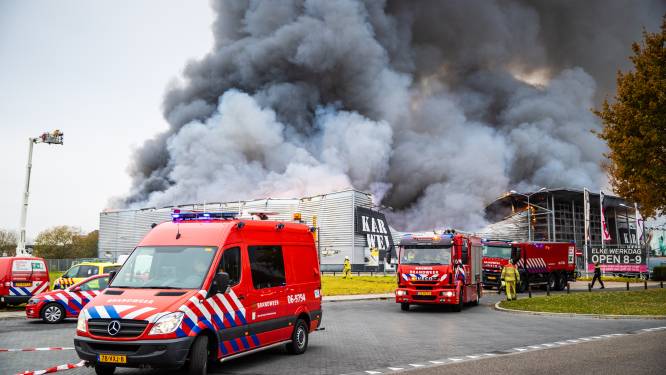 Inferieur Het apparaat Cerebrum De dag na de brand in de Karwei: daar komen de kijkers | Regio |  gelderlander.nl