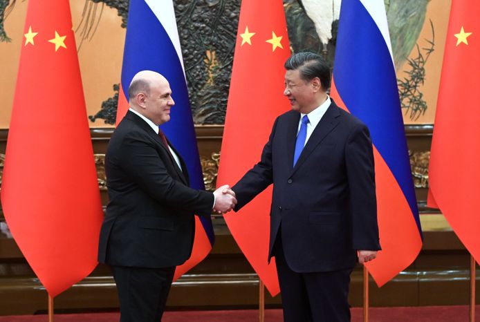 De Russische premier Michail Misjoestin en de Chinese president Xi Jinping.