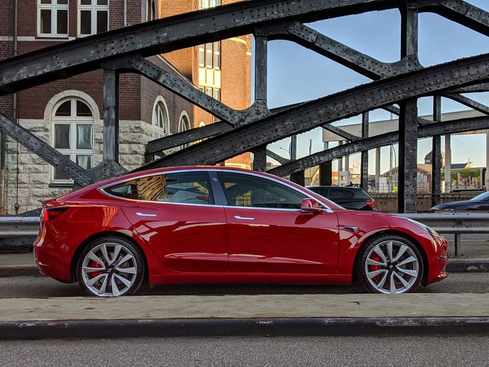 Tesla: 'Volledig zelfrijdende auto is volgend jaar al een feit' Auto | AD.nl