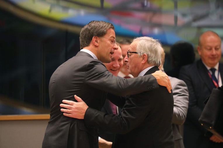 Premier Mark Rutte en de voorzitter van de Europese Commissie Jean-Claude Juncker tijdens een ontmoeting in Brussel in december 2018. Beeld AFP