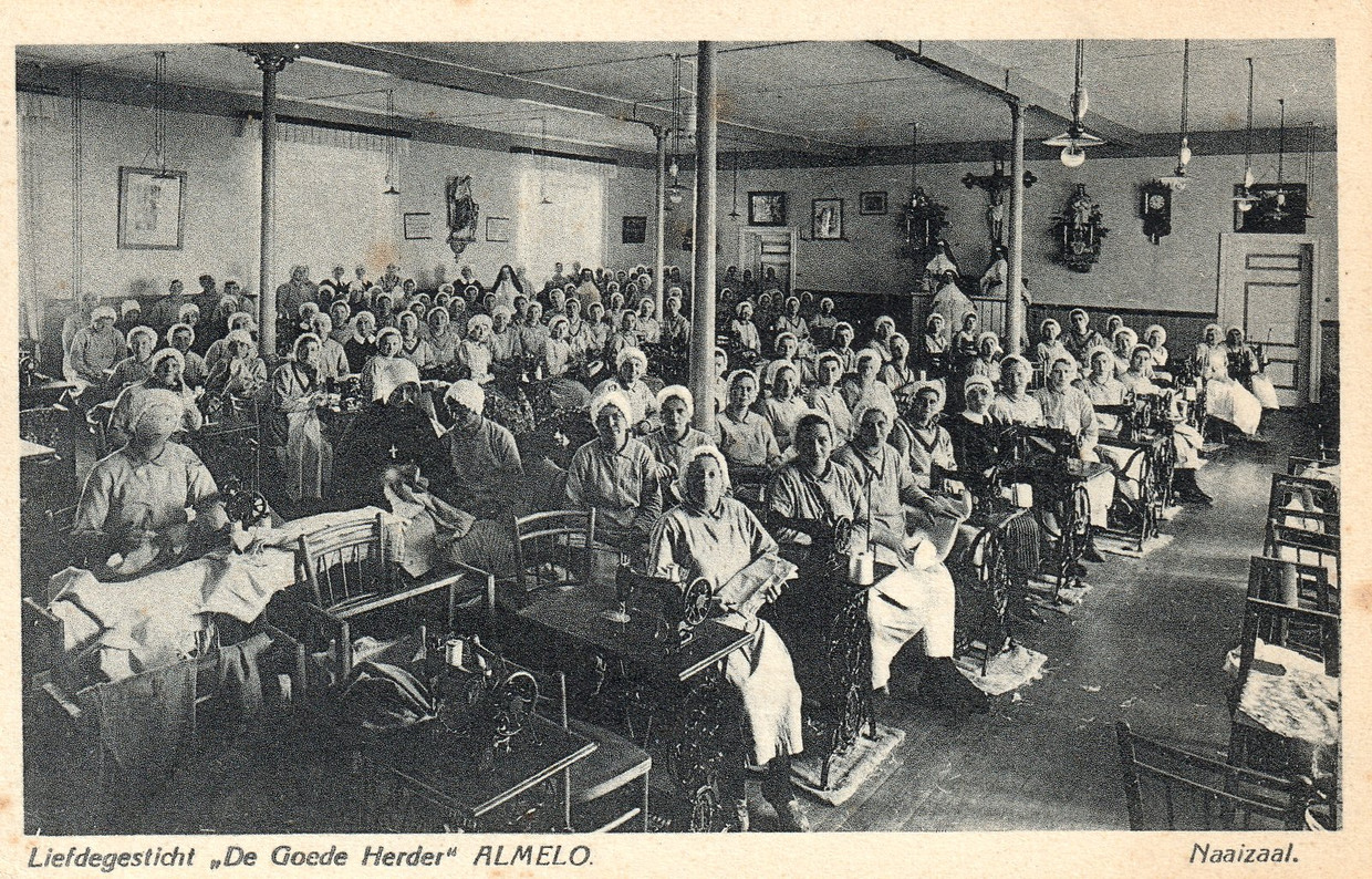 Naaiatelier van de Zusters van de Goede Herder, eind jaren veertig. Beeld Foto Smit, Almelo