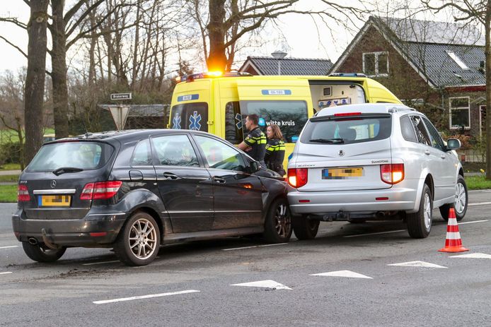 Twee auto's zijn op elkaar geklapt in Epe.