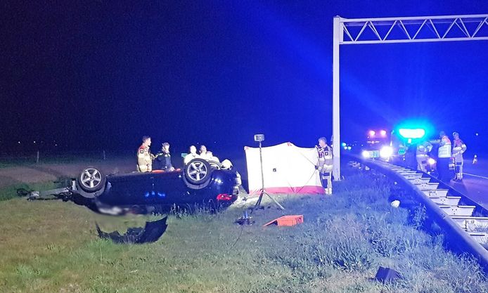 Ook langs de A28 bij Staphorst botste een auto tegen een portaal.