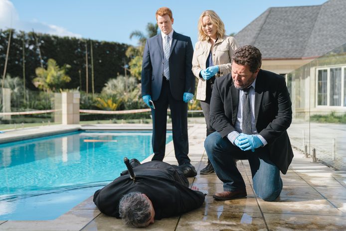 Nic Sampson, Fern Sutherland en Neill Rea in 'The Brokenwood mysteries'.
