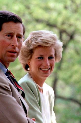 Zo verliepen de eerste uren en dagen na de dood van prinses Diana: “De tv’s van Harry en William werden meteen weggehaald” 