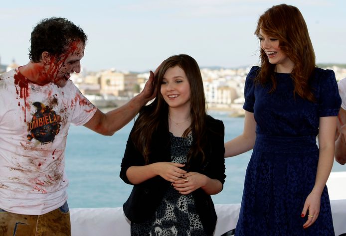 Abigail Breslin en Emma Stone zijn te zien in de film Zombieland.