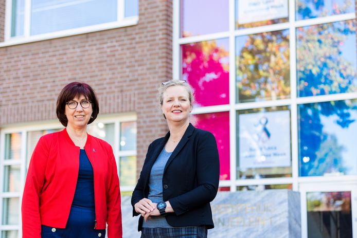 Tess van de Wiel (R) is wethouder en moeder. Ze verloor haar zoontje Pepin kort na de geboorte. Ze wil samen met verloskamerverpleegkundige Marjon van Dooren aandacht vragen voor Baby Loss Awareness Week.