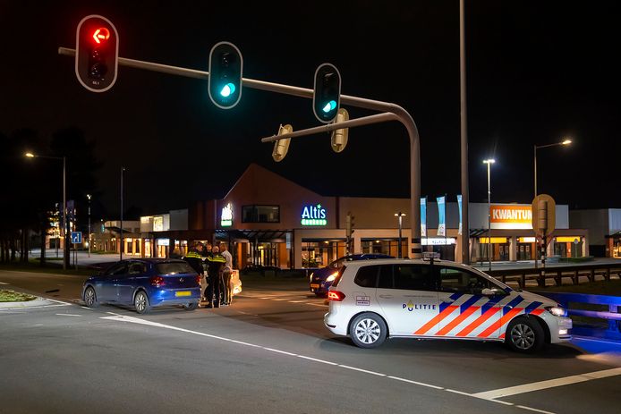 Een automobiliste is woensdagavond rond 21:50 uur gewond geraakt bij een botsing tussen twee auto's op de Julianasingel in Oss.