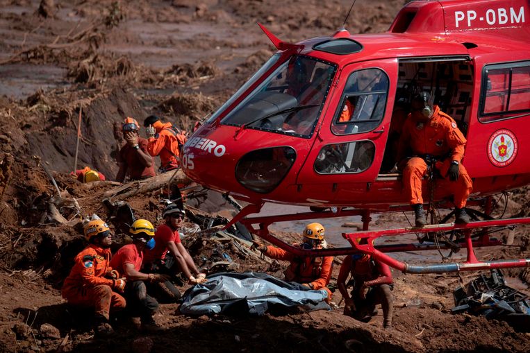 Hulpdiensten vinden het lichaam van een slachtoffer in Brumadinho, niet lang na de mijnramp in 2019.  Beeld AFP