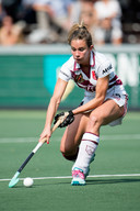 Ellen Hoog in actie als speelster van Amsterdam. Tegenstander is Wageningen, dat met 4-0 klop krijgt.