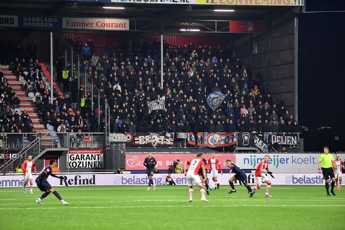 Het uitvak van stadion De Oude Meerdijk dinsdagavond in Emmen. PSV-supporters waren tegen beter weten in naar de Drentse stad afgereisd om hun uitgeklede elftal te ondersteunen. Foto Pro Shots