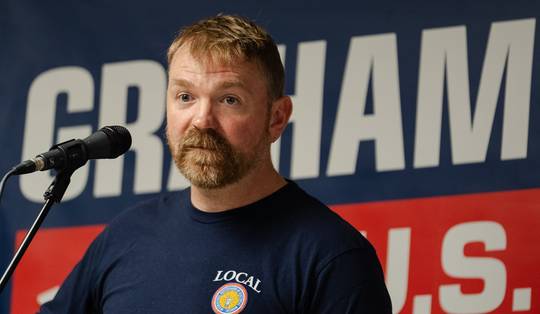 Storm rond Graham Platner barst los: seks-sms’jes van één kandidaat kunnen de Democraten de controle over de Senaat kosten