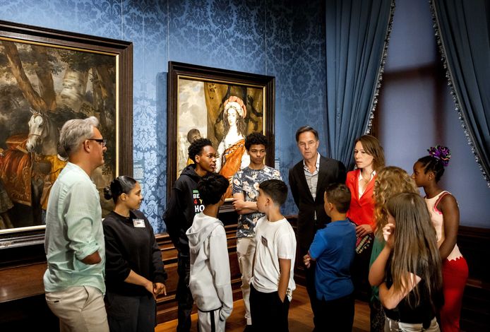 Bambini e Tako Rietveld, corrispondente per bambini, prima della conversazione al Mauritshuis.