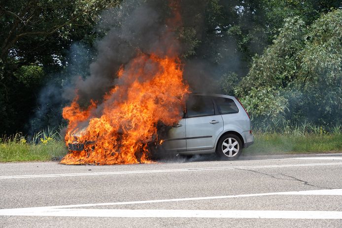 Auto vliegt in brand in Dongen, tot grote schrik van bejaarde bestuurder