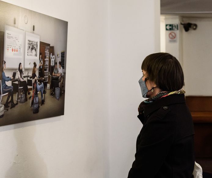 De bezoekers hebben duidelijk oog voor de kunst van de Peltse fotografe.