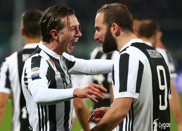 Gonzalo Higuain feliciteert Federico Bernardeschi met zijn treffer.