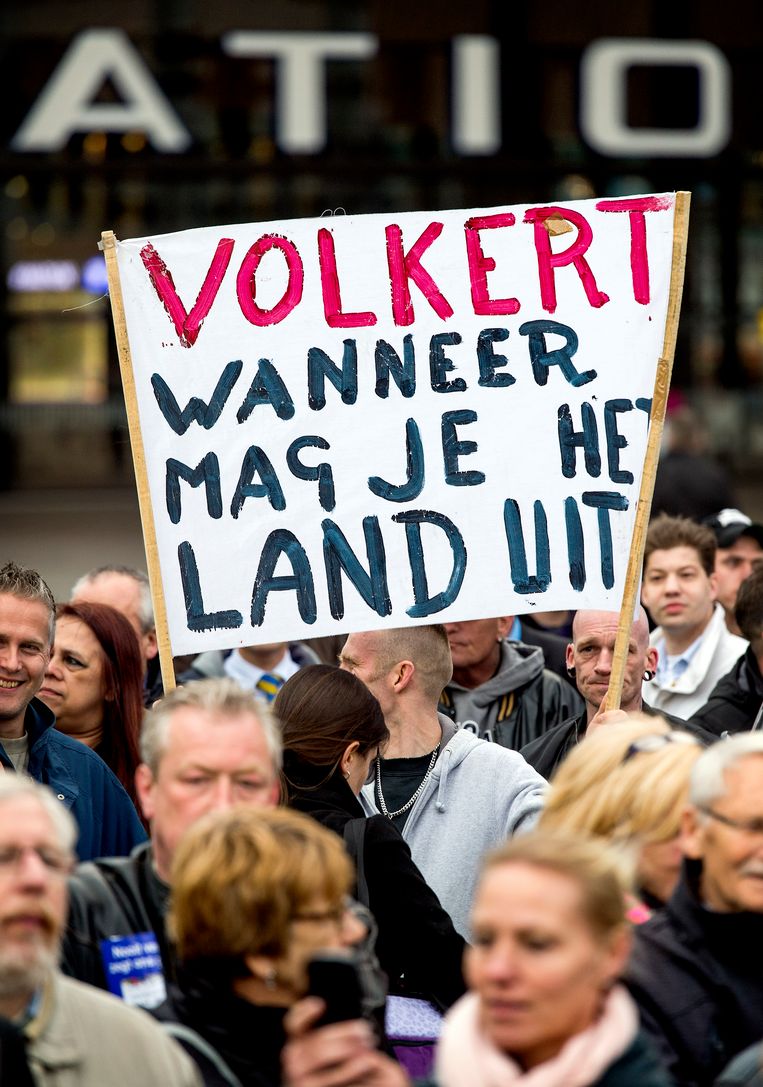 Deelnemers van de demonstratie tegen de strafkorting van Volkert van der G., de moordenaar van Pim Fortuyn, in Rotterdam. Beeld ANP