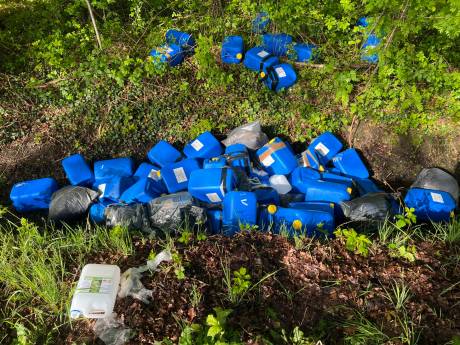 Tientallen vaten met drugsafval gedumpt in buitengebied Breda