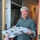 Gidi Heesakkers bezorgt de krant na bij Jos van Helden, die een voorpagina uit 1948 in de gang heeft hangen