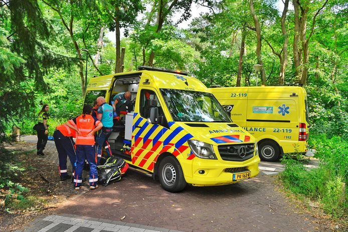 Een fietsster is zwaargewond geraakt bij een botsing tegen een paaltje op de Merellaan in Valkenswaard.