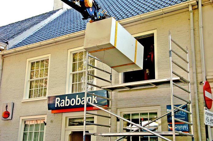 in 2011 werd bij de Rabobank aan de Vrijthof in Hilvarenbeek een kluis naar binnen getakeld.