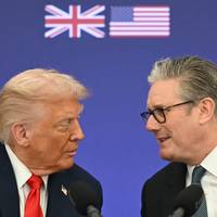 Trump dreigt met heffingen tegen VK om techbelasting • Interne waakhond gaat ministerie van Justitie onderzoeken over afhandeling Epstein-dossier