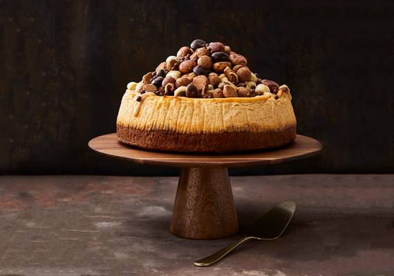 Kruidnoten-cheesecake met zoute karamel & blondiebodem