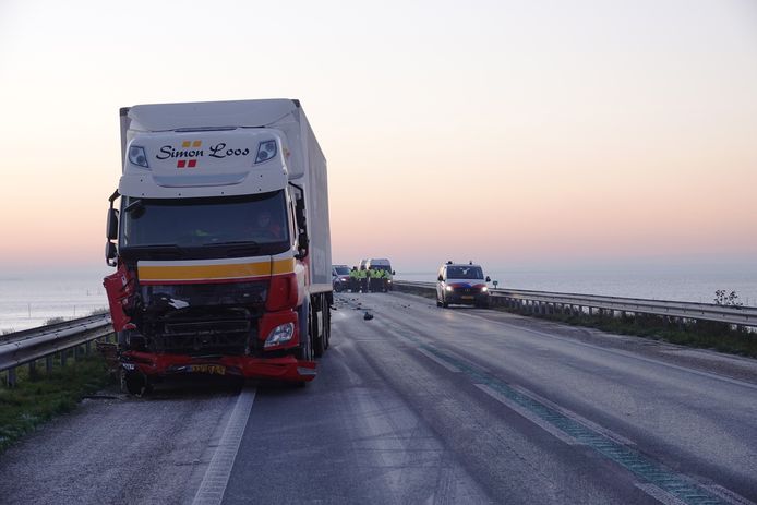 De auto kwam in botsing met een vrachtwagen.