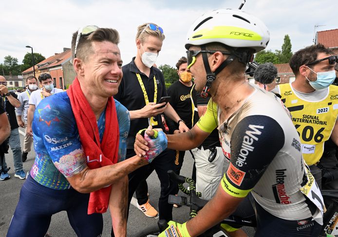 Taco van der Horn (right) greets Simon Clarke.