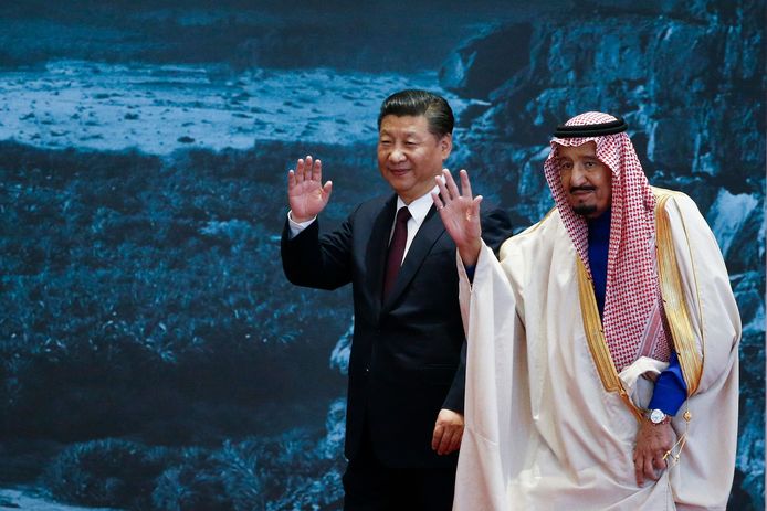 De Chinese president Xi Jinping (rechts) en de Saudi-Arabische koning Salman bin Abdulaziz al-Saud tijdens in China in 2017. Archiefbeeld.