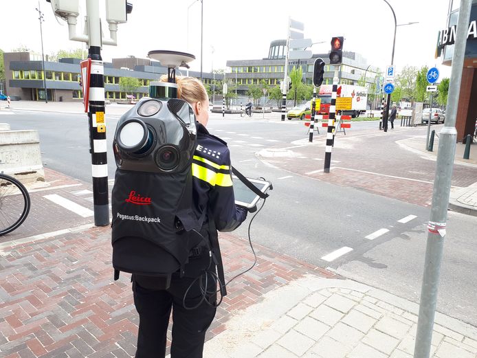 Een medewerker van de Landelijke Eenheid van de politie met 3D-scanner in actie in Doetinchem. Vermoedelijk is deze technologie zondag ook gebruikt in een woning op Urk.