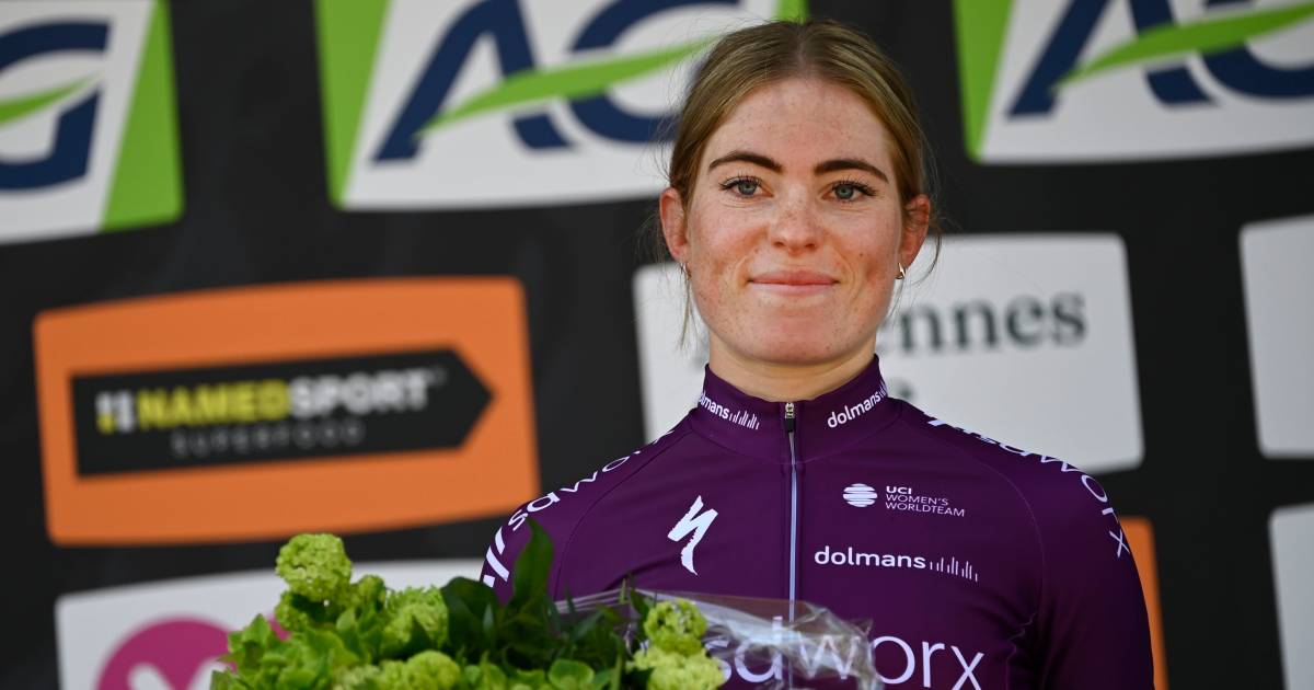 pic Demi Vollering world champion van der breggen helps