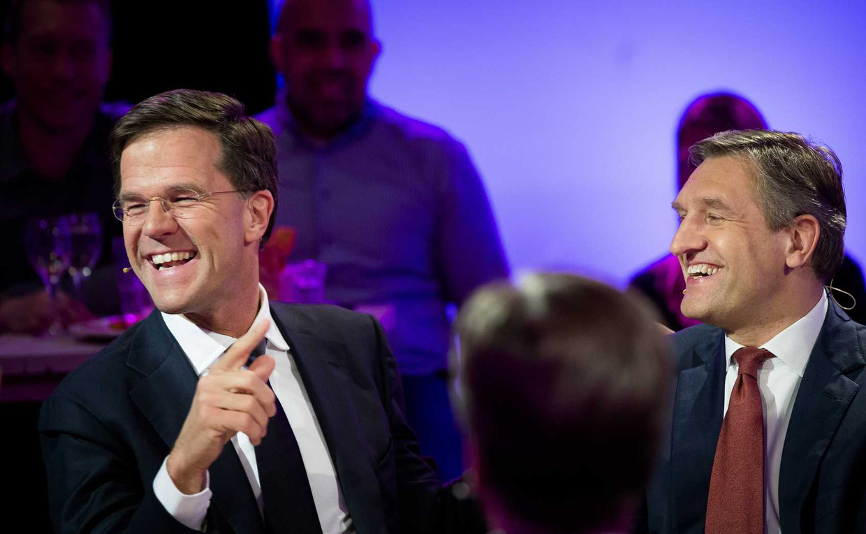Premier Rutte lacht in de studio van de NOS bij de nabespreking van de verkiezingsavond. Beeld anp