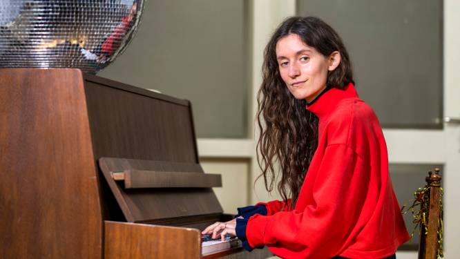 Zangeres Roos Marijn is anders dan anderen: ‘Ik kijk met verwondering om me heen’
