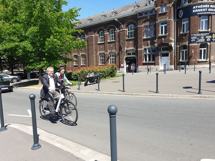 Le ministre wallon du Climat de l'Énergie et
de la Mobilité, Philippe Henry (Écolo), a découvert Charleroi à vélo en compagnie de l'Échevin carolo de la Mobilité et de la Transition Écologique, Xavier Desgain (Écolo)