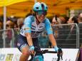 Shirin van Anrooij kan het niet geloven dat ze haar eerste WorldTour-wedstrijd wint