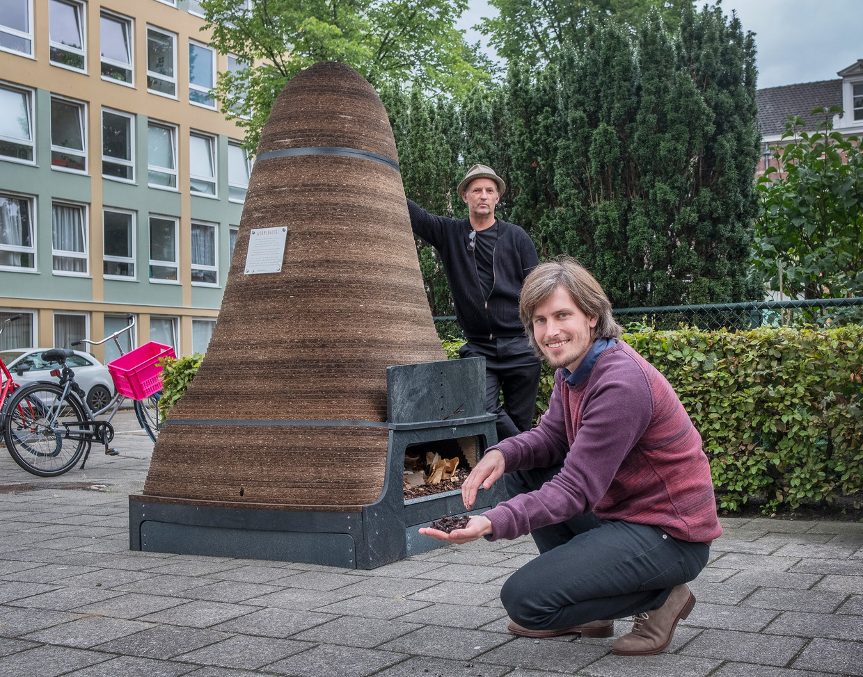 Arie van der Ziel (paarse trui) en Peter Jan Brouwer bij een wormenhotel. Beeld Patrick Post