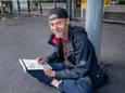 De dakloze tekenaar Erik de Winkel op het station in Nijmegen.