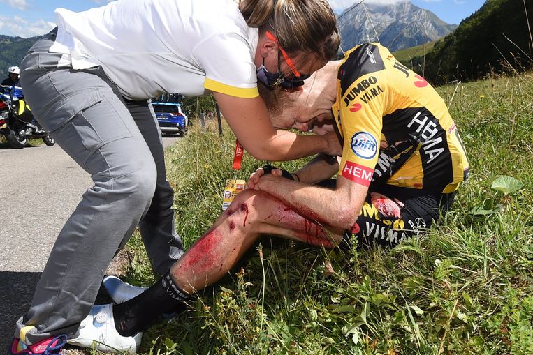 Steven Kruijswijk zaterdagmiddag na zijn valpartij in de vierde etappe van de Dauphiné Libéré.  Beeld Photo News