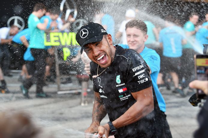 Lewis Hamilton krijgt een champagnedouche.