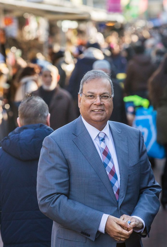 Na 20 jaar lokale politiek neemt PvdA-wethouder Rabin Baldewsingh, hier op de Haagse Markt, dit jaar afscheid.