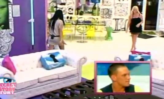 Cédric, l'ojet de la dispute entre Emilie et Vanessa est présent sur le plateau.