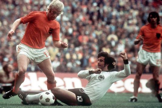 Wim Rijsbergen (l) in duel met Gerd Müller in de WK-finale van 1974.