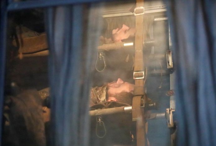 Gewonde soldaten worden vanuit de Azov-staalfabriek in Marioepol overgebracht naar een bus om geëvacueerd te worden naar een ziekenhuis in door Rusland bezet gebied.