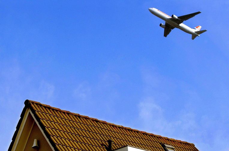 Omwonenden Schiphol aan kabinet: minder lawaai, of we stappen naar de rechter